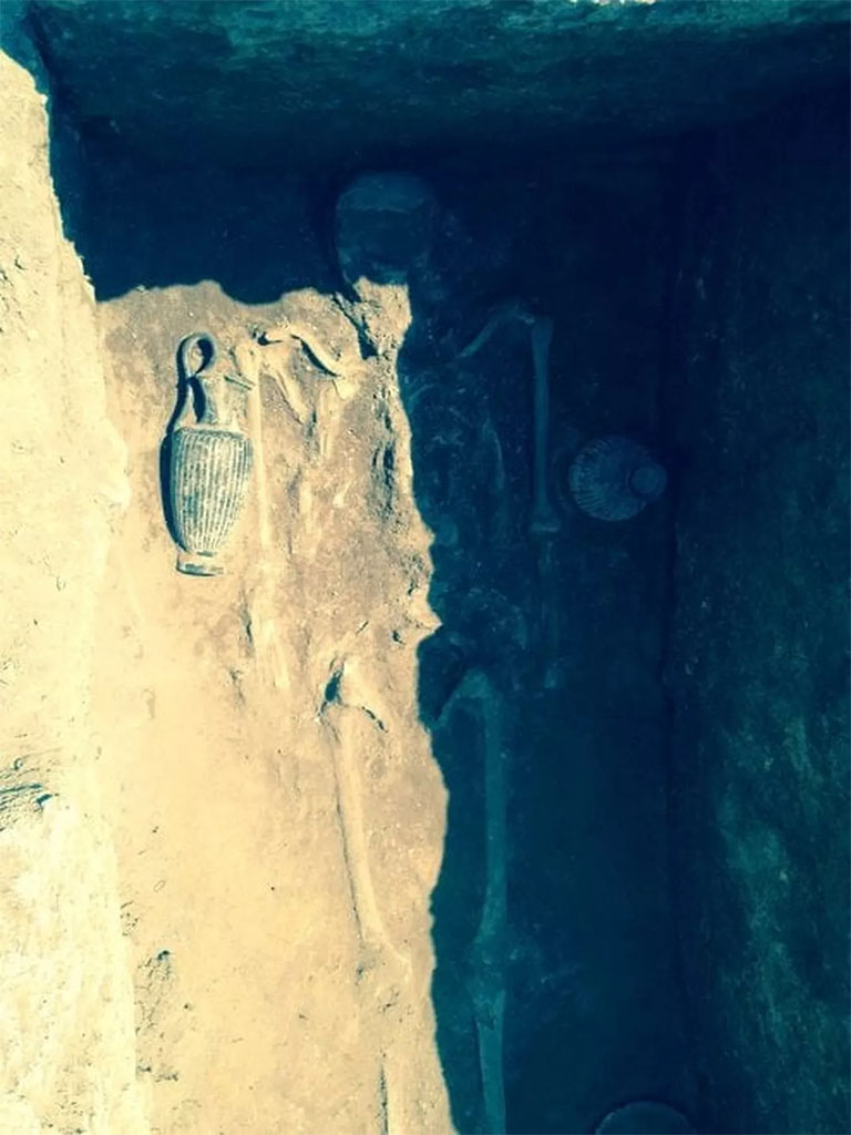 HGE32A Pompeii. June 2016. Tomb of a Samnite Man. The skeleton of the ancient Samnite: at the sides are two vernice nera vases.

Lo scheletro dell'antico sannita: ai lati due vasi a vernice nera.

Photograph � Parco Archeologico di Pompei.
