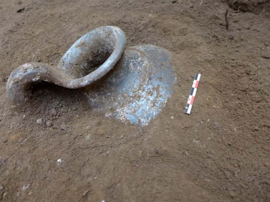 HGE32A Pompeii. June 2016. Tomb of a Samnite Man. Black vernice nera jug during excavation.

Brocca a vernice nera durante lo scavo

Photograph � Parco Archeologico di Pompei.

