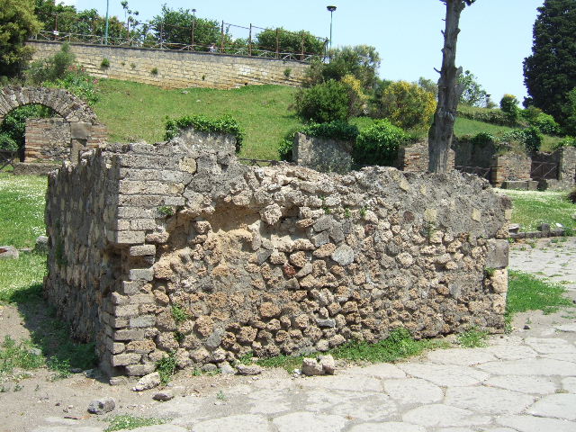 HGE33 Pompeii. May 2006. South side in juction of Via dei Sepolcri and Via Superior.