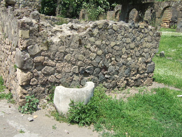 HGE33 Pompeii. May 2006. Circular stone pot next to south side.