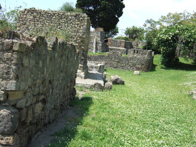 HGE33 Pompeii. 1819 drawing of view looking west across the tomb with HGE34 on the right. See Gell, W, and Gandy J. P., 1819.  Pompeiana. London: Rodwell and Martin.  (pl. 7).