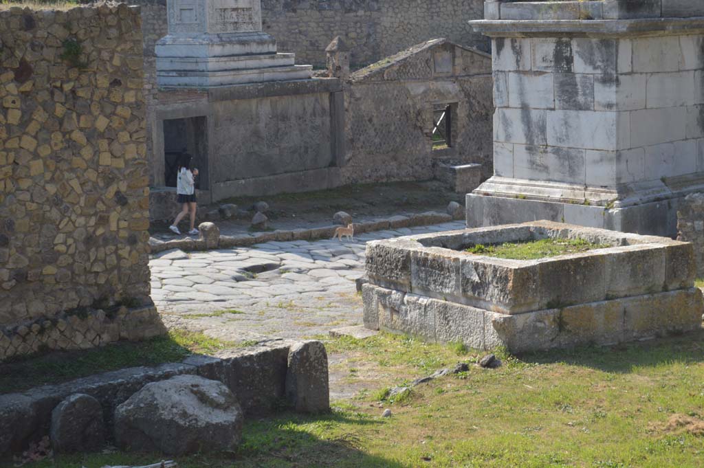 HGE35 Pompeii, centre right. October 2017. Looking west across Via dei Sepolcri, with HGE34, on left, and HGE36, on right.
Foto Taylor Lauritsen, ERC Grant 681269 D�COR.

