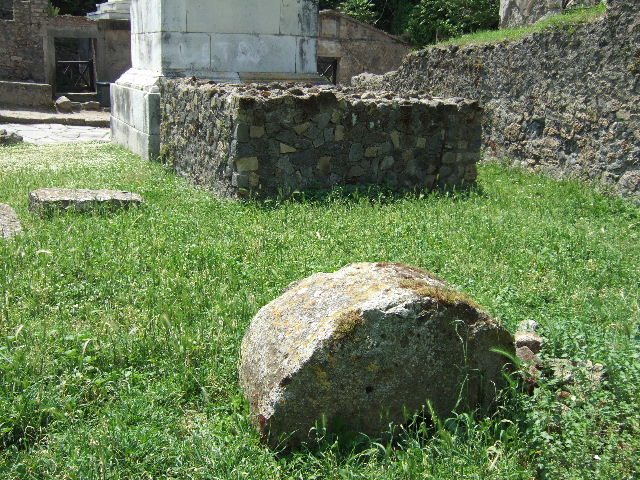 HGE36 Pompeii. May 2006. Looking south over HGE36, HGE35 and HGE34 with HGE37 to right.