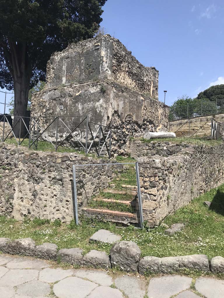 HGE38 Pompeii. 1824 drawing by Mazois of south side of tomb on Via dei Sepolcri. See Mazois, F., 1824. Les Ruines de Pompei: Premiere Partie. Paris: Didot Freres. (pl. 16,1)