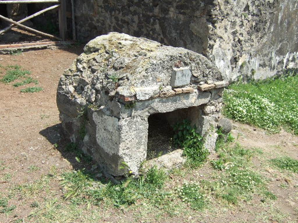 HGE40 Pompeii. May 2006. A stele in herm form was found inside the tomb.
The inscription on this tomb gave no first name and was simply 
SALVIVS PVER 
VIXIT ANNIS VI.

According to Epigraphik-Datenbank Clauss/Slaby (See www.manfredclauss.de) this read

Salvius puer
vixit annis VI       [CIL X 1032]

Mau translates this as � The boy Salvius lived six years�.
See Mau, A., 1907, translated by Kelsey F. W. Pompeii: Its Life and Art. New York: Macmillan. (p. 426).

According to Kockel, the stele was said by Mommsen, Niccolini and Overbeck to have been found next to that of Munatius Atimetus (HGW22/Nord22).
Bonucci, Breton, Fiorelli and Mau however attributed it to HGE40/Nord40.
See Kockel V., 1983. Die Grabbauten vor dem Herkulaner Tor in Pompeji. Mainz: von Zabern. (p. 100).