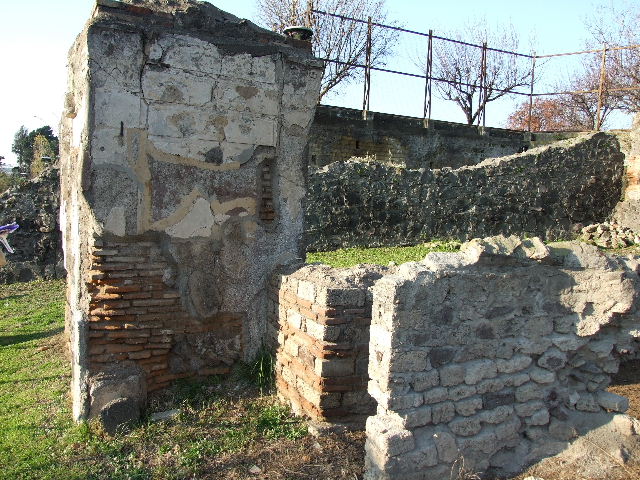 HGE41 Pompeii. May 2006. Remains of tomb.