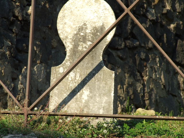 HGE42 Pompeii. May 2006. West and south sides of tomb.