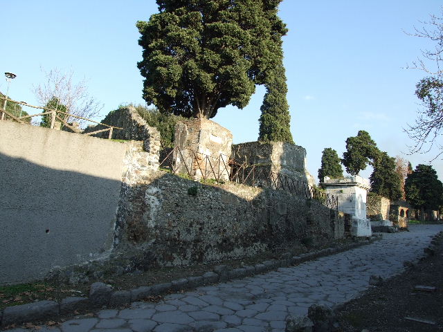 HGE42 Pompeii. December 2006. East side with remains of top three stucco panels.