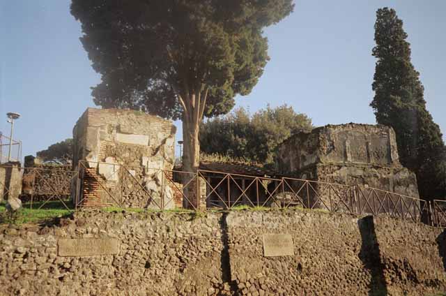 HGE42 Pompeii. December 2006. Looking north from east side across tomb enclosure to HGE43.