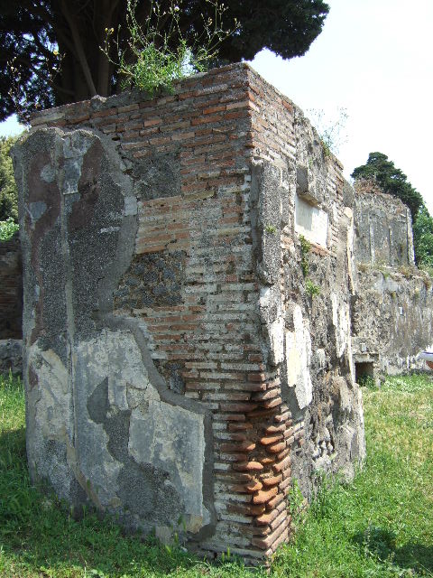 HGE42 Pompeii. May 2006. HGE42 on left, HGE40 centre and HGE38 on right. According to Kockel, during excavations near the tomb in 1946 a heavy limestone plaque was found.
It had the inscription
ARRI(us) H(er)MES
PATRI FEC(it)
DE SUO
See Notizie degli Scavi, 1946, 129 Nr. 411.
See Kockel V., 1983. Die Grabbauten vor dem Herkulaner Tor in Pompeji. Mainz: von Zabern. (p. 181).