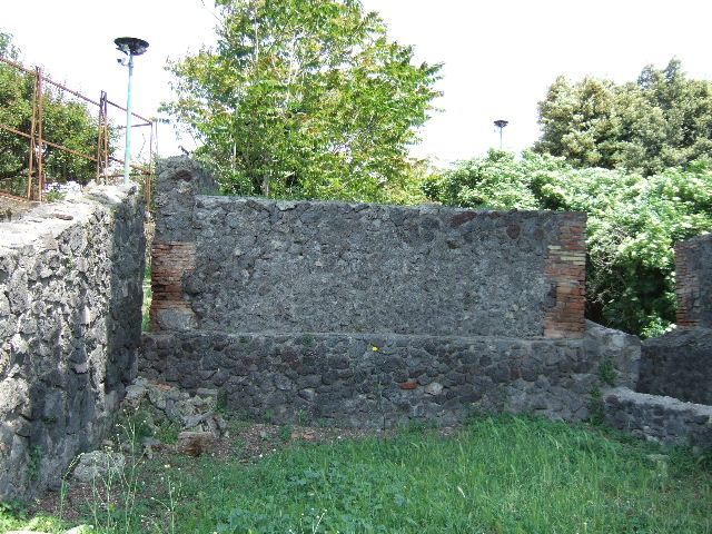 HGE43 Pompeii. December 2006. South-east corner of tomb.  