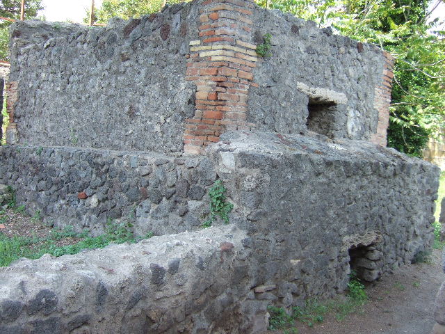 HGE43 Pompeii. December 2006. Looking inside through upper opening in east side of tomb.  
