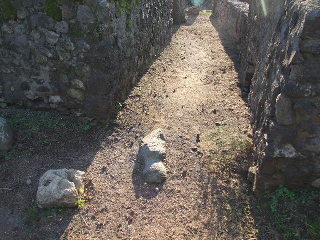 HGE43 Pompeii. December 2006. Looking south along east side and wall that connects to HGE42.  