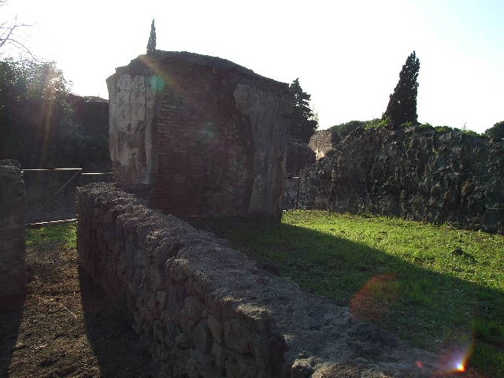 HGE43 Pompeii. December 2006. Looking south-west across boundary wall to HGE42.