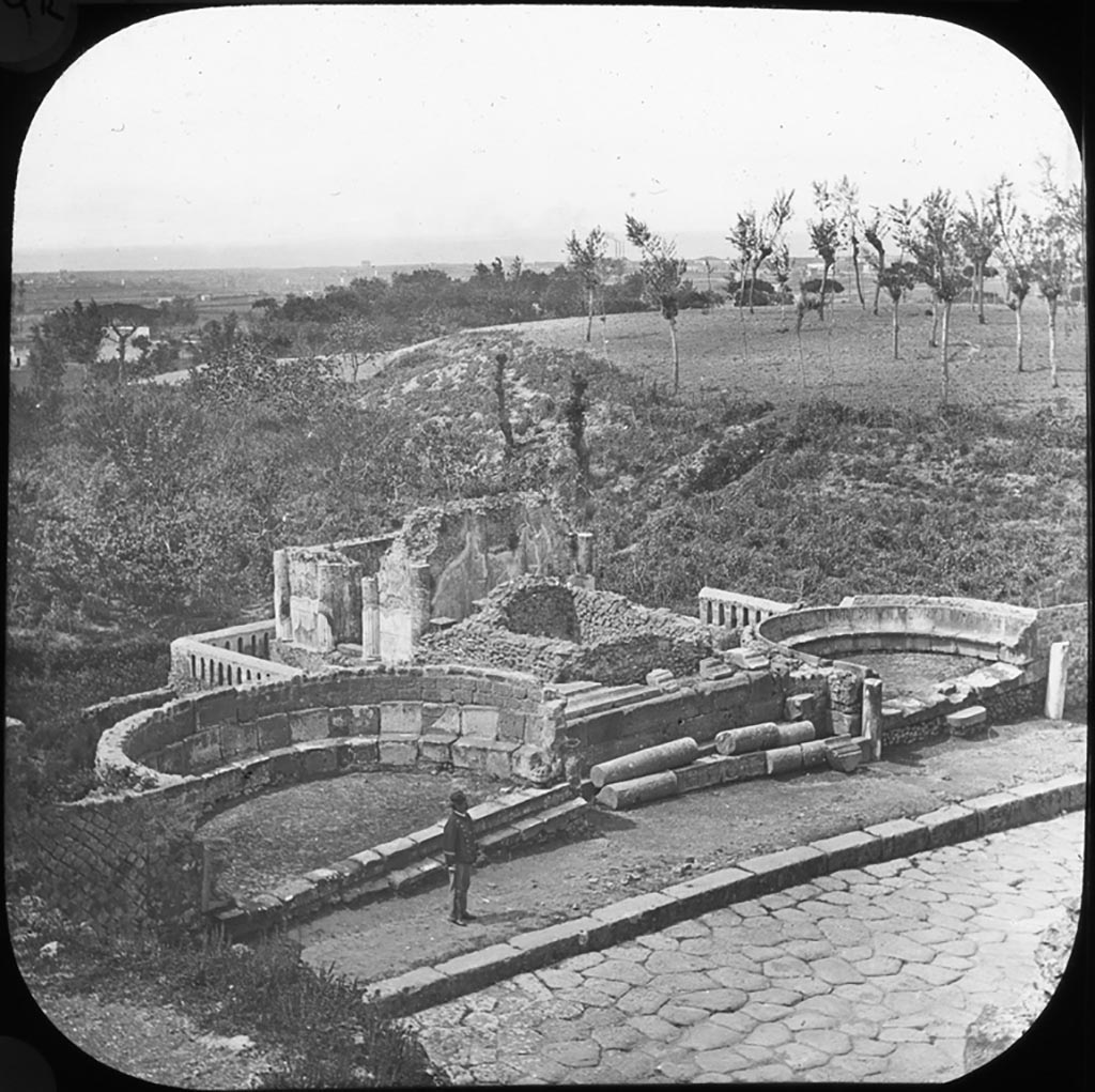 HGW02-4 Pompeii, with HGW02, on left behind the figure. Looking north-west.
Photo by permission of the Institute of Archaeology, University of Oxford. File name instarchbx208im 031. Source ID. 44357.
See photo on University of Oxford HEIR database
