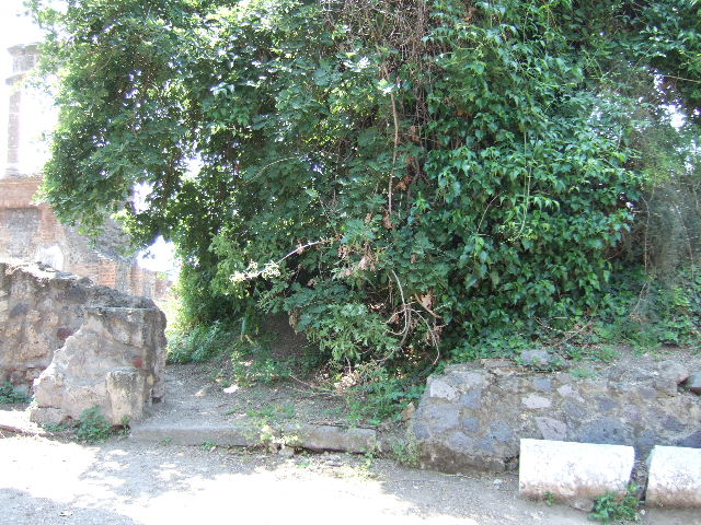 HGW05 Pompeii. December 2007. The stone wall behind and to left of pillar has been built across the Via Pomeriale. The corner was the site of a street altar. “The serpent painting stood at the intersection of the so-called Via Pomeriale and the Via dei Sepolcri near tomb 5”
PAH 1, I, 234 (Aug 12th 1769). See Pompeii: Scienza et Societa page 26.