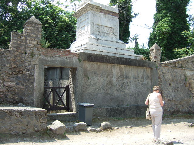 HGW22 Pompeii. May 2010. East side of base of tomb.