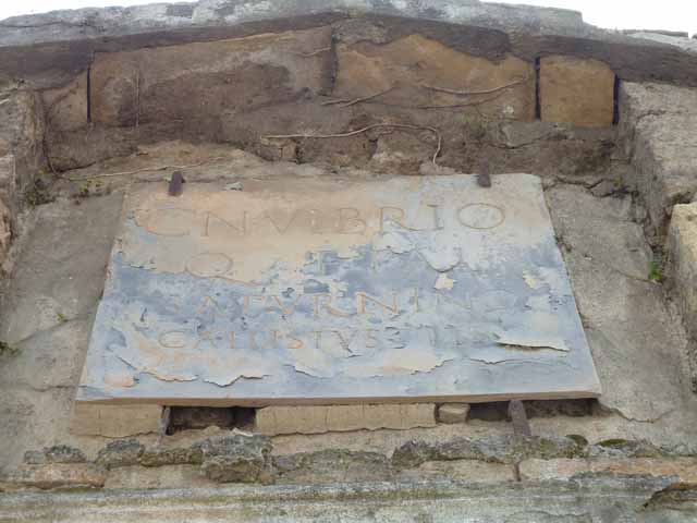 HGW23 Pompeii. May 2010. Remains of triclinium in south-east corner. 