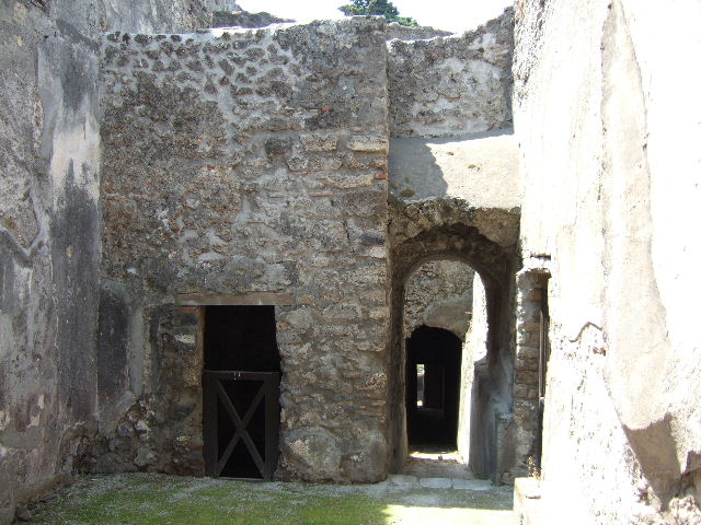 HGW25 Pompeii. May 2006. South wall near rear entrance doorway.
