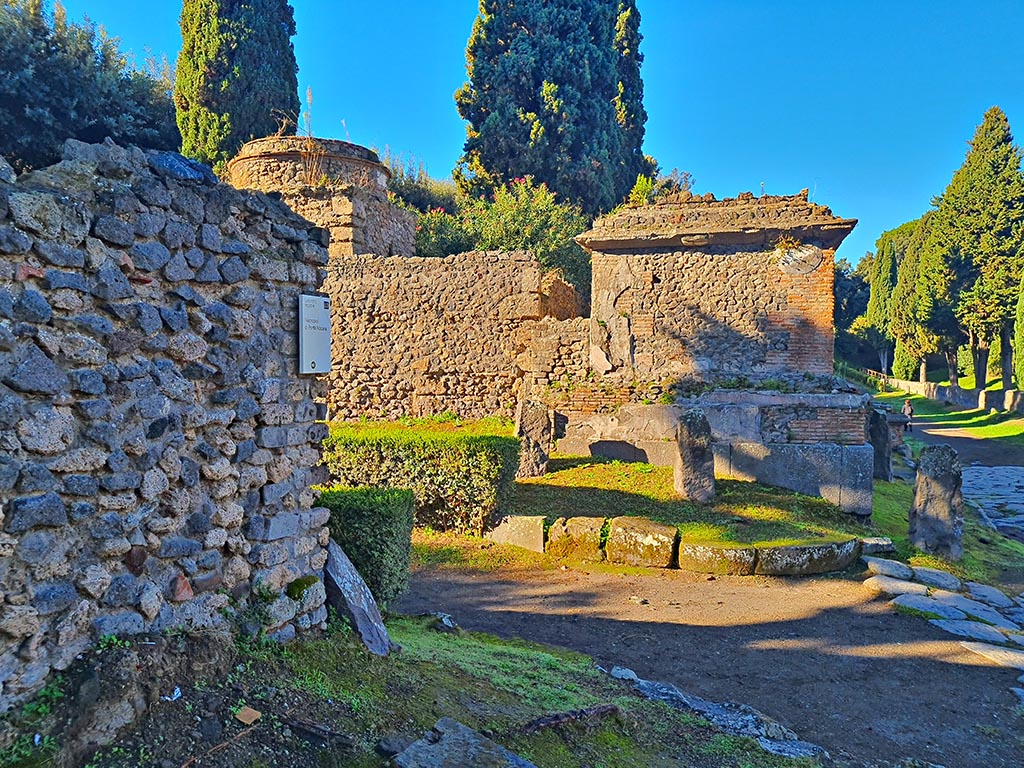 Pompeii Via delle Tombe. October 2024.
Tomb 1ES, on left, looking west towards crossroads with Via di Nocera. Photo courtesy of Giuseppe Ciaramella.