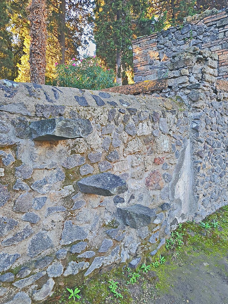 Pompeii Porta Nocera. October 2024.
Tomb 7ES. Entrance steps in wall, looking west on Via delle Tombe. Photo courtesy of Giuseppe Ciaramella.