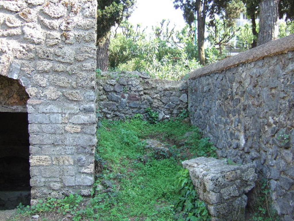 Pompeii Porta Nocera. May 2006. Tomb 7ES, south-west corner.
Area for funerary banquets with remains of benches, table and altar.