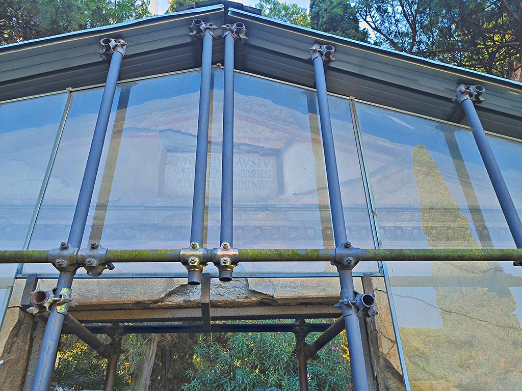 Pompeii Porta Nocera. October 2024. Tomb 9ES.
Triangular top with cornice on all three sides above entrance door. Photo courtesy of Giuseppe Ciaramella.