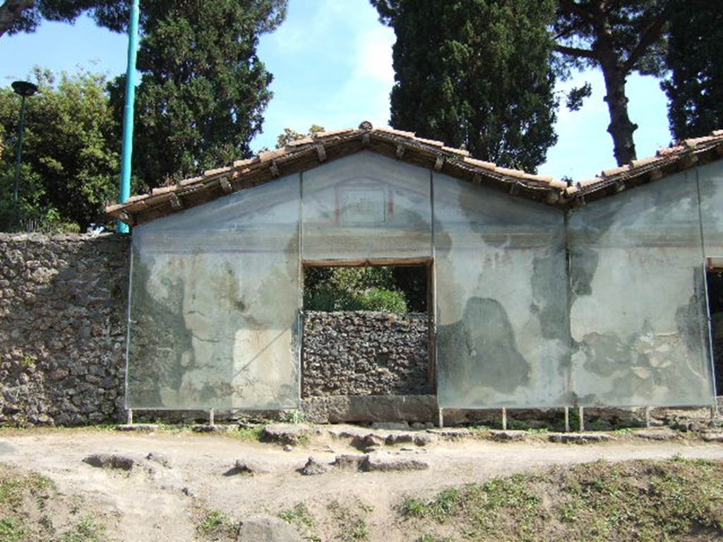 Pompeii Porta Nocera. May 2006. Tomb 11ES. Tomb of Aulus Veius Atticus.
Explored between August and October 1955.
See D’Ambrosio, A. and De Caro, S., 1983. Un Impegno per Pompei: Fotopiano e documentazione della Necropoli di Porta Nocera. Milano: Touring Club Italiano. (11ES).