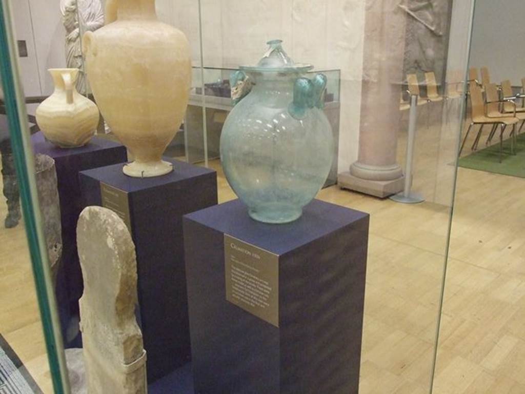 Pompeii Porta Nocera. Tomb 11ES. Double handled glass cremation urn with lid. SAP 59769. Photographed at “A Day in Pompeii” exhibition at Melbourne Museum. September 2009.