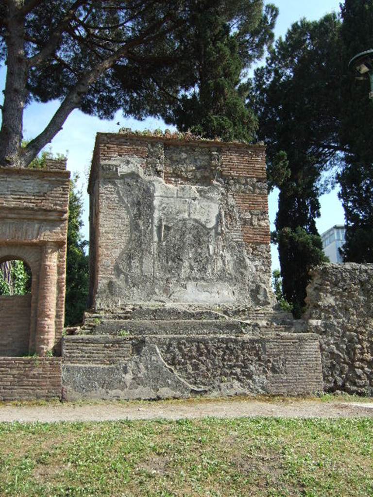 Pompeii Porta Nocera. Tomb 13ES. Tomb of a military man. May 2006.
The realistic decoration had a sword, a round shield and military insignia.
According to De Caro this indicated it was the tomb of a military man.
See D’Ambrosio, A. and De Caro, S., 1983. Un Impegno per Pompei: Fotopiano e documentazione della Necropoli di Porta Nocera. Milano: Touring Club Italiano. (13ES).