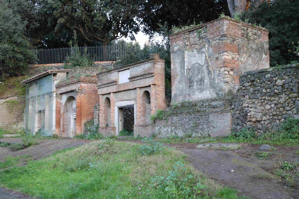 Pompeii Porta Nocera. December 2018.
Looking east along south side of Via delle Tombe, from 19ES, on left, to 11ES, on right. Photo courtesy of Aude Durand.
