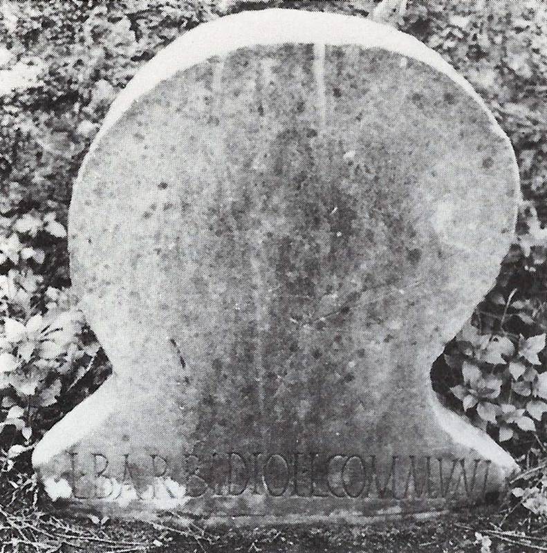 Pompeii Porta Nocera. Tomb 15ES. Marble columella of Lucius Barbidius L. L. Communis.
This has the inscription L. BARBIDIO L. L. COMMUNI
See D’Ambrosio, A. and De Caro, S., 1983. Un Impegno per Pompei: Fotopiano e documentazione della Necropoli di Porta Nocera. Milano: Touring Club Italiano. (15ES).