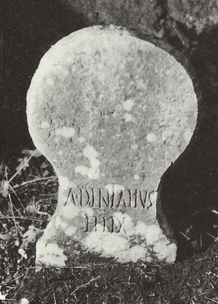 Pompeii Porta Nocera. Tomb 15ES. Compact white limestone columella of Aulus Dentatius Felix.
This has the inscription A(ulus) DENTATIVS FELIX
See D’Ambrosio, A. and De Caro, S., 1983. Un Impegno per Pompei: Fotopiano e documentazione della Necropoli di Porta Nocera. Milano: Touring Club Italiano. (15ES).