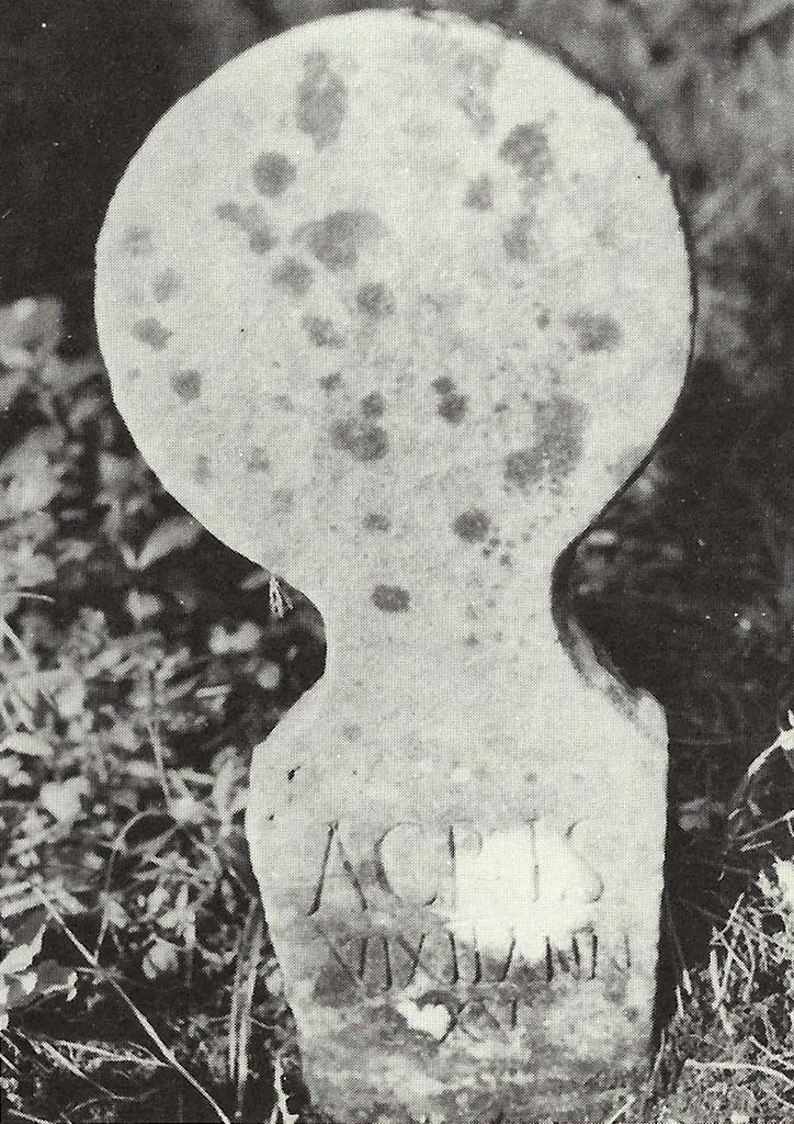 Pompeii Porta Nocera. Tomb 15ES. Marble columella of Acris which had a female hairstyle on the rear.
This has the inscription ACRIS VIXIT ANN(is) XV.
See D’Ambrosio, A. and De Caro, S., 1983. Un Impegno per Pompei: Fotopiano e documentazione della Necropoli di Porta Nocera. Milano: Touring Club Italiano. (15ES).