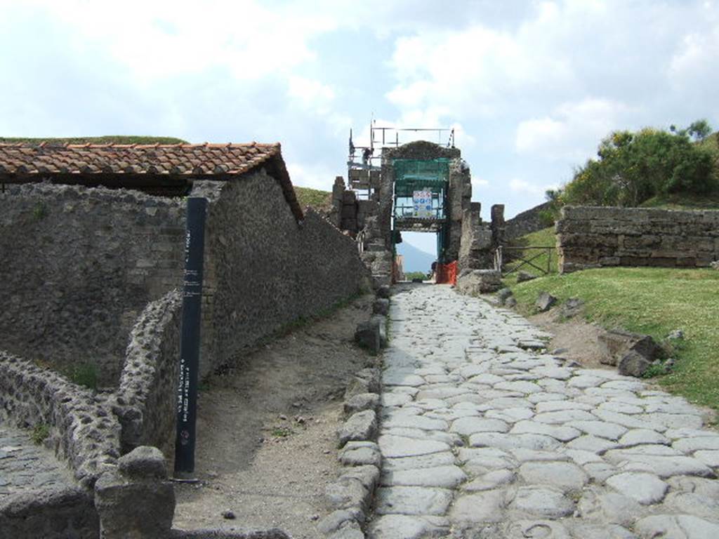 Pompeii Via delle Tombe. May 2006. Looking north along Via di Nocera to Porta Nocera.