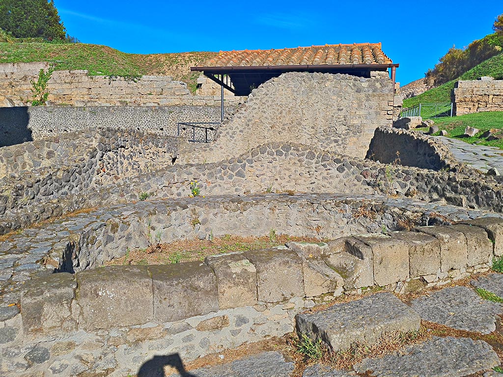 Pompeii Via delle Tombe. October 2024.
Semi-circular area on south-west side of gate at junction with Via delle Tombe. Photo courtesy of Giuseppe Ciaramella.