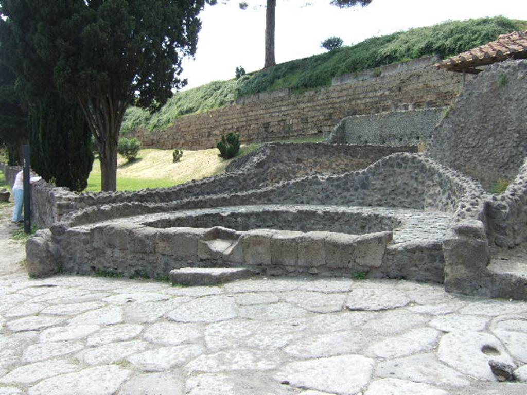 Pompeii Porta Nocera. May 2006. Semi circular area near plaster casts of victims on north-west side of Via delle Tombe.