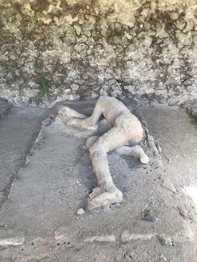 Pompeii, outside Porta Nocera. April 2019.
Plaster cast of remains of a third fleeing victim found in 1956/7. Photo courtesy of Rick Bauer.