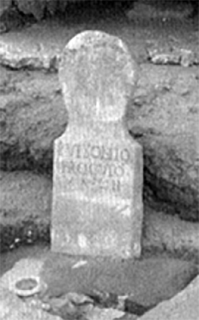 Pompeii Porta Nocera. Tomb 23OS. Marble columella of Publius Vesonius Proculus which had pride of place in the tomb.
In front of the niche underneath the monument in the centre is the columella of the son of P. Vesonius Phileros, Publius Vesonius Proculus who lived 13 years.
See Lepetz S. and Van Andringa W., 2011. Publius Vesonius Phileros vivos monumentum fecit-.Investigations in a sector of the Porta Nocera cemetery in Roman Pompeii. p. 117, Fig. 6.5.


