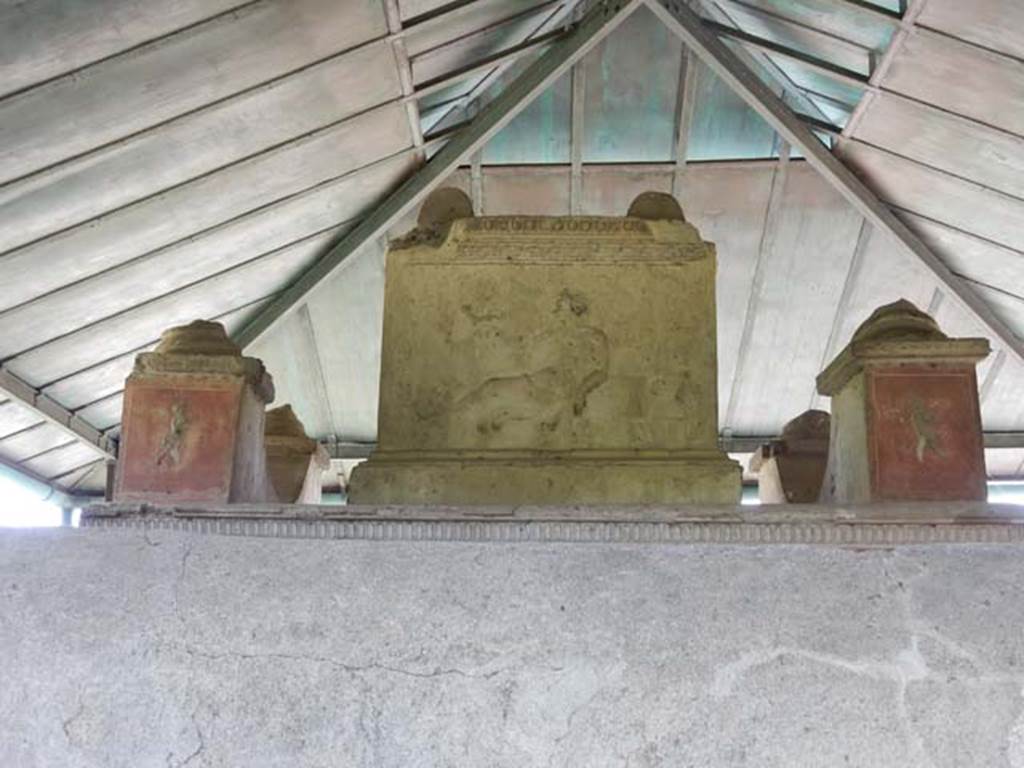 VGJ Pompeii. May 2015. West side of inner tomb with carved marble figure and paintings of cupids. Photo courtesy of Buzz Ferebee.
