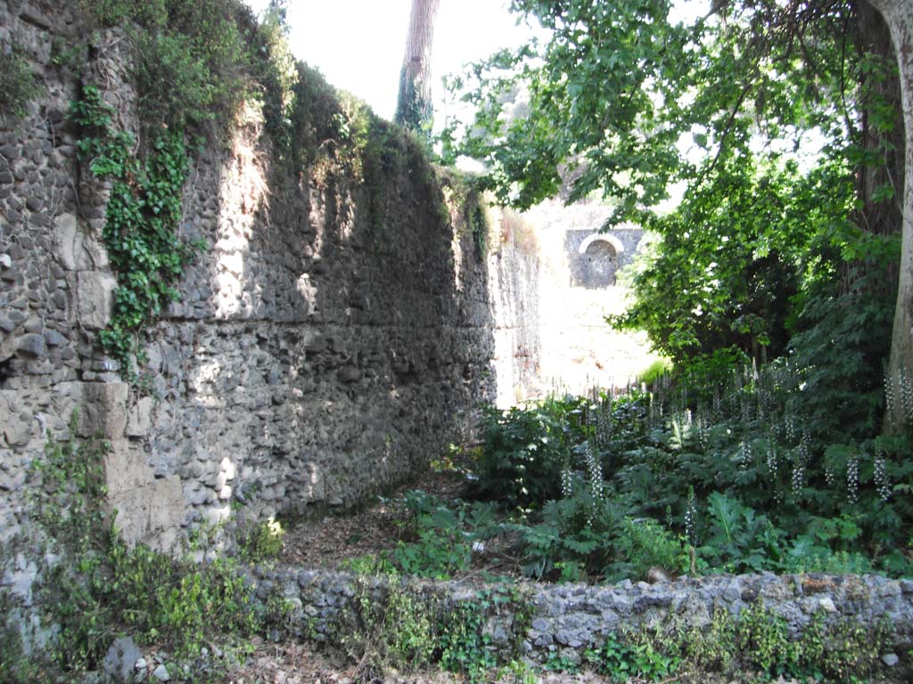 SGH Pompeii. May 2011. Tomb of M Tullius. Enclosure behind schola. Photo courtesy of Ivo van der Graaff.