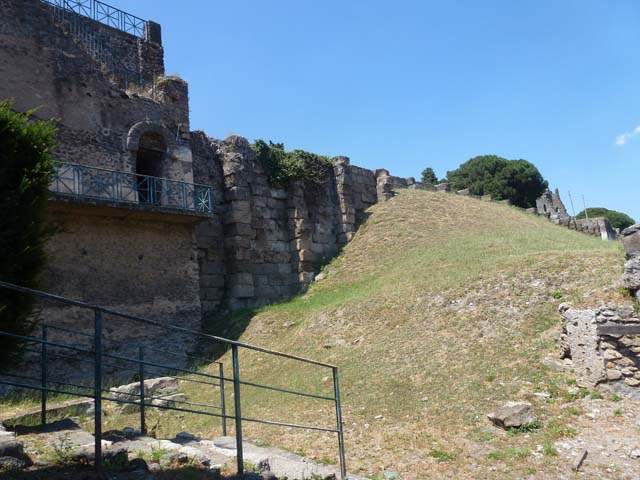 T11 Pompeii. September 2005. Base of Tower XI at end of Via di Mercurio.