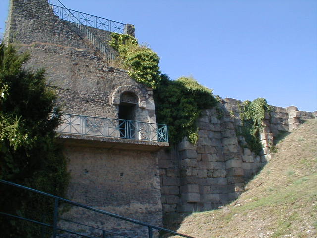 T11 Pompeii. Tower XI. December 2007. North side. Looking south showing inner and outer walls.
