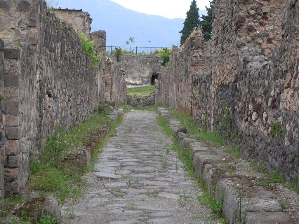 T12 Pompeii. December 2007. City walls and Tower XII. Looking east.

