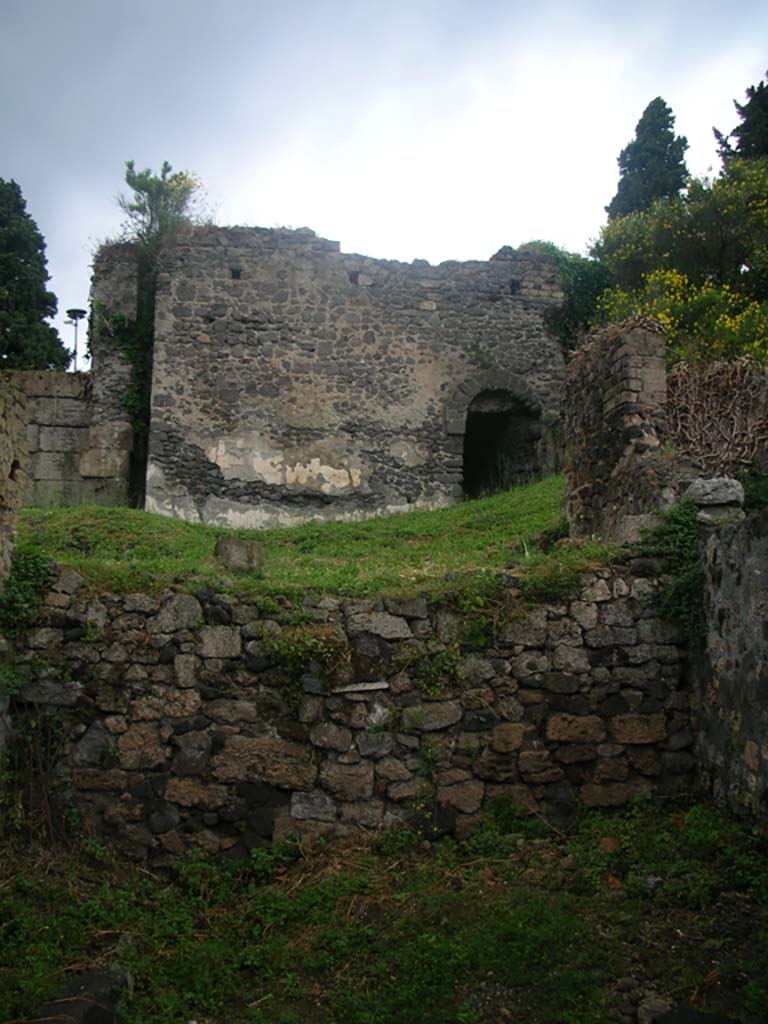 T12 Pompeii. December 2007. City walls and Tower XII. 