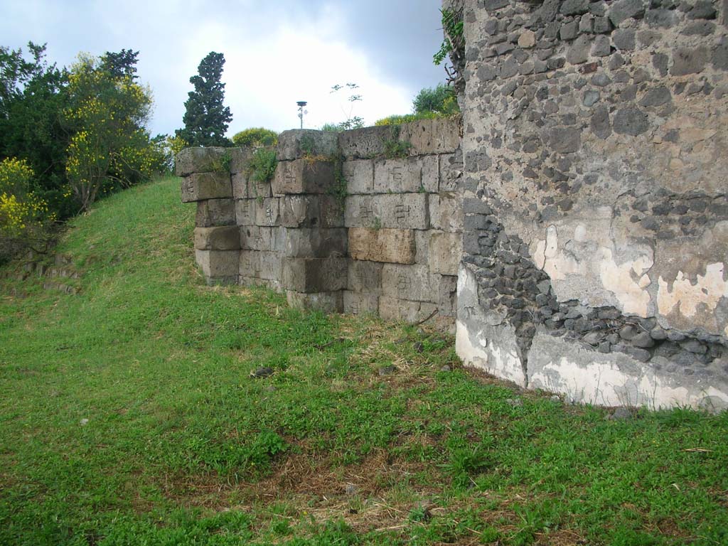 T12 Pompeii. December 2007. Corridor from entrance to Tower XII. 