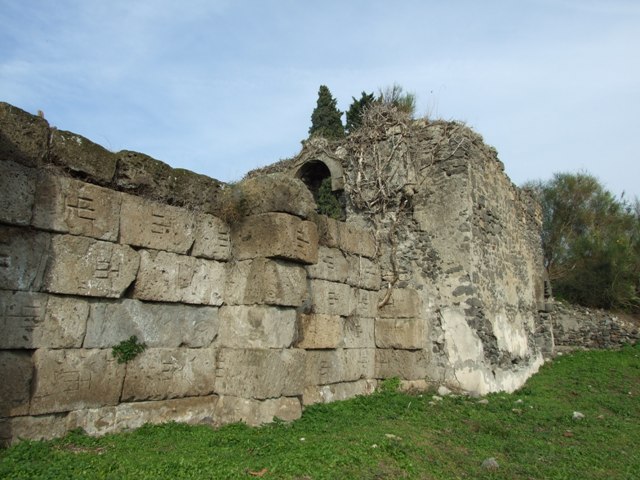 T12 Pompeii. December 2007. Steps from corridor at entrance to Tower XII. 