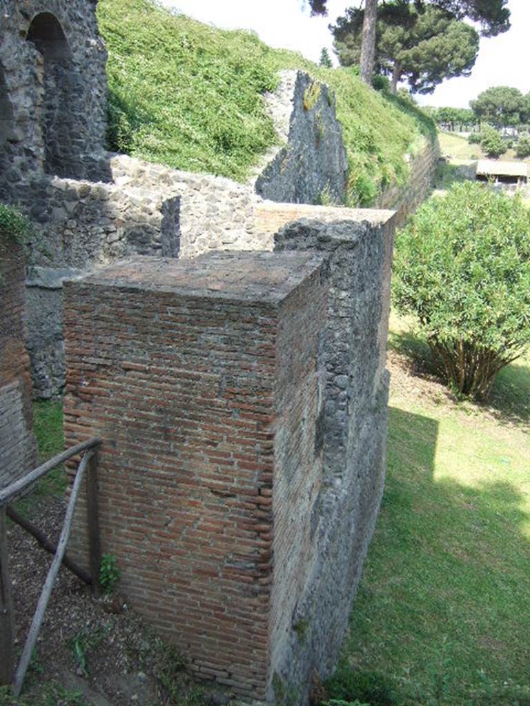 T2 Pompeii. Tower II. December 2005. Looking east along south side.