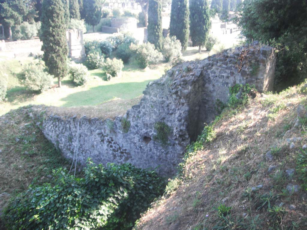 Tower III, Pompeii. May 2011.
Looking towards west side at lower level and upper north-west corner, on right. Photo courtesy of Ivo van der Graaff.