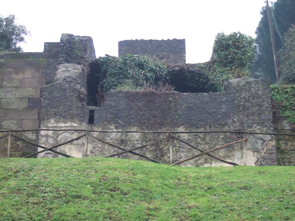 T6 Pompeii. Tower VI. December 2005. East side from outside the city walls.